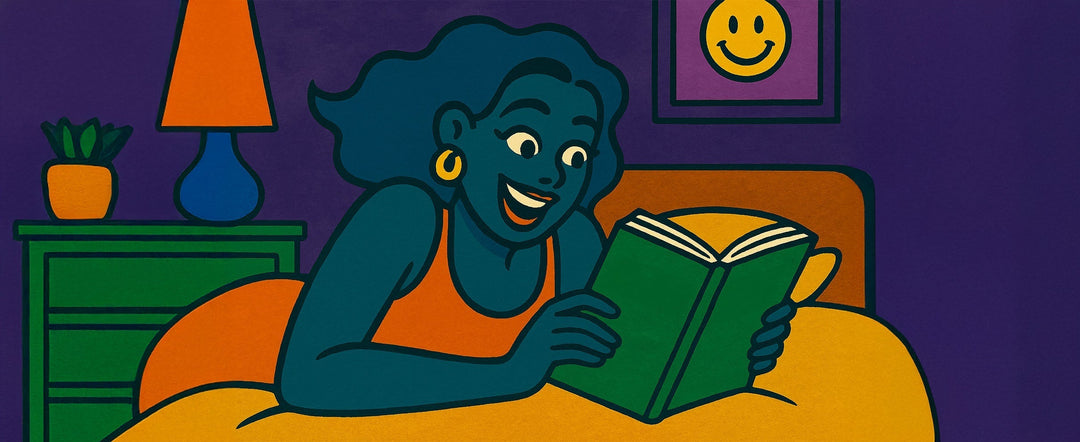 Ilustração divertida de mulher lendo um livro na cama, representando liberdade e prazer com Strapless.