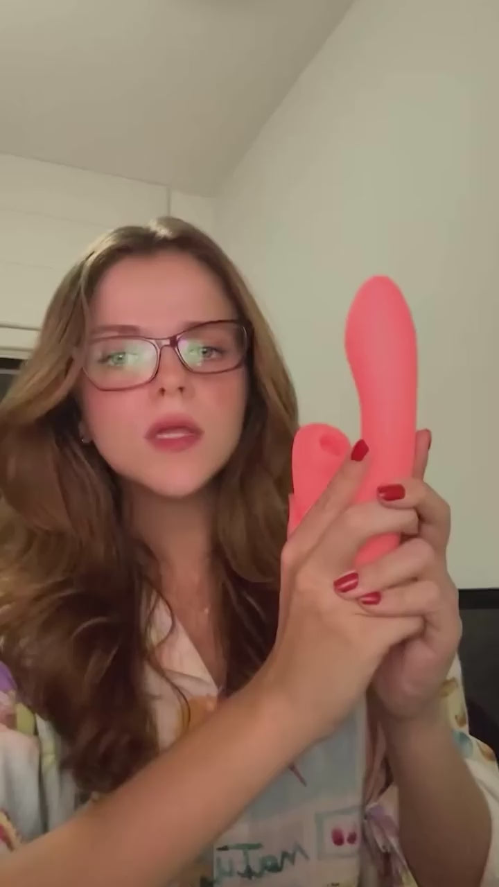 NOSSAAA, O QUE ROLOU??? com @pizza4luisa

o LANÇAMENTO do momento🚀 e orgasmo mais intenso da sua vida agora tem nome: Putz3 🥵

🌋 penetraçauoow (perfeita pro ponto G)
🔥 sucçãuoow (com a sugada fatal) 
↩️+1 plot twist que só a gente tem: graças ao giro 180°, ele vira um rabbit 🚨 
✅ é versátil de verdade