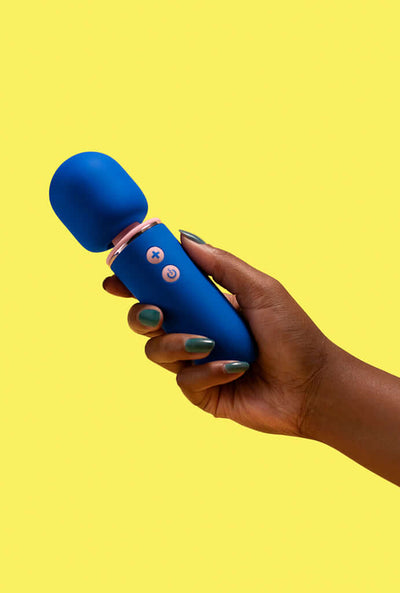 Vibrador PLIM pantynova magic wand com capa extra de silicone foto nas mãos