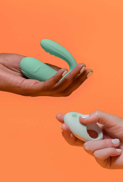 Vibrador formato U para casais WE pantynova foto com controle remoto