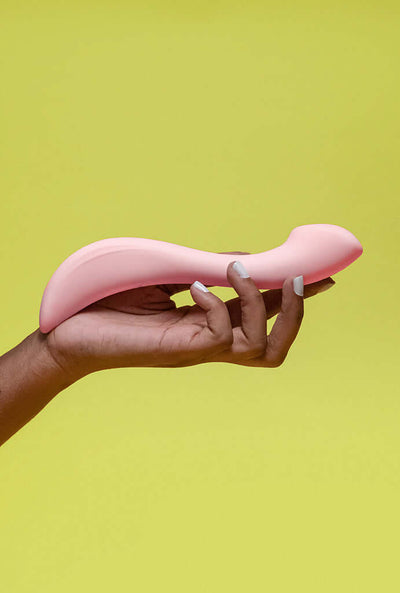 vibrador personal UNO da pantynova foto nas mãos